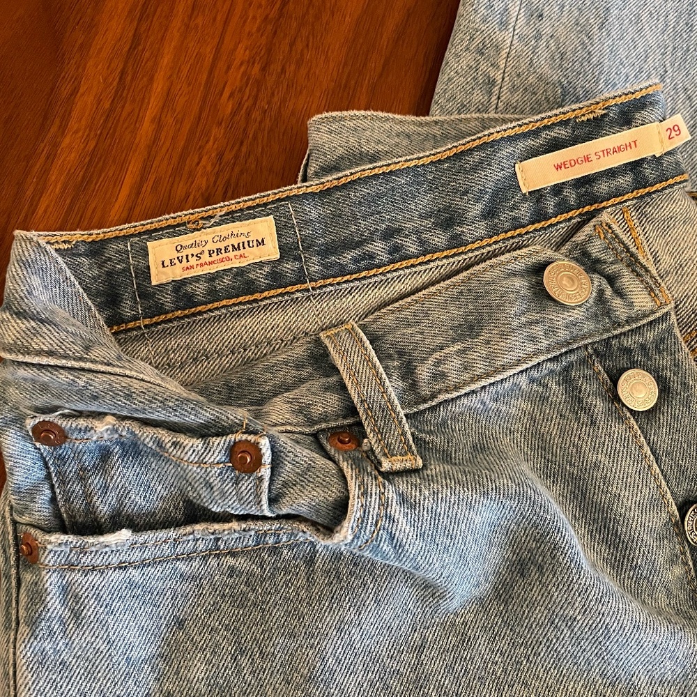 Levi's Premium Wedgie Straight Fit Jeans - Picture 7 of 8